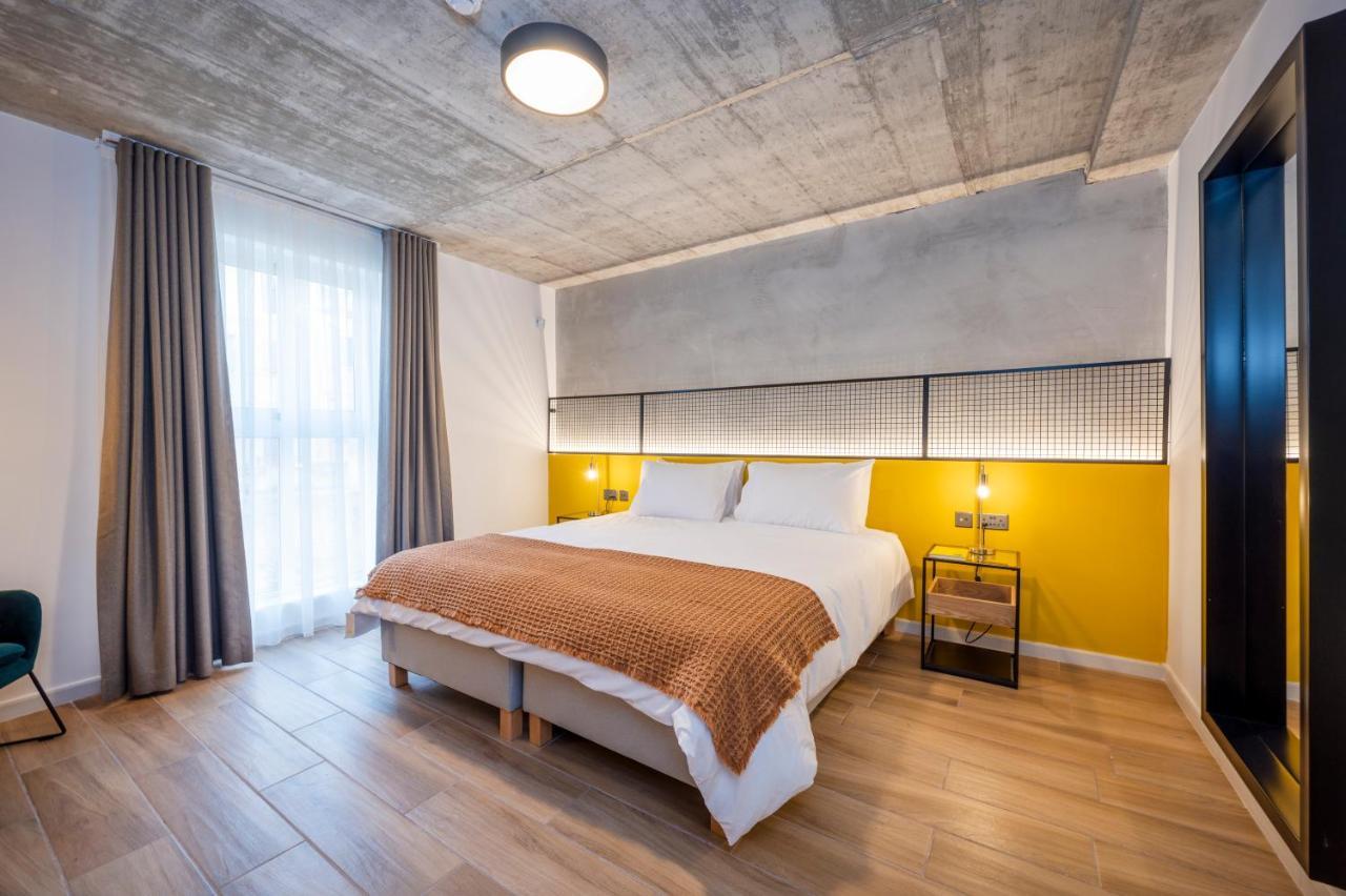Kamer met Queensize Bed en Gedeeltelijk Uitzicht op Zee