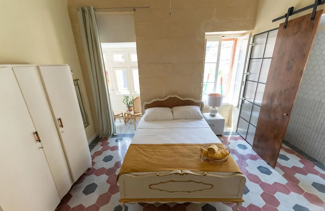 Tinja Bnb-1