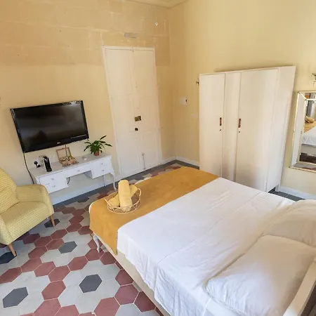 Tinja Bnb-3